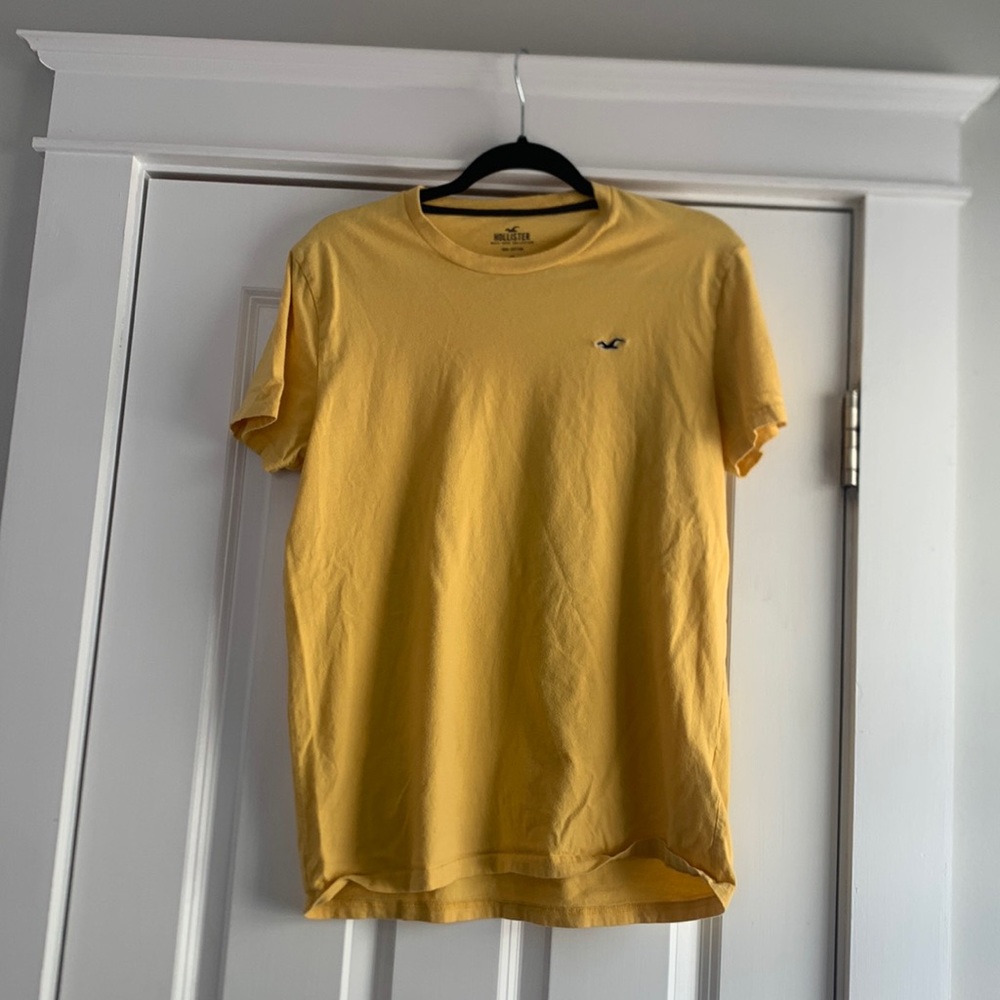 Hollister plain yellow T-Shirt in good condition size M